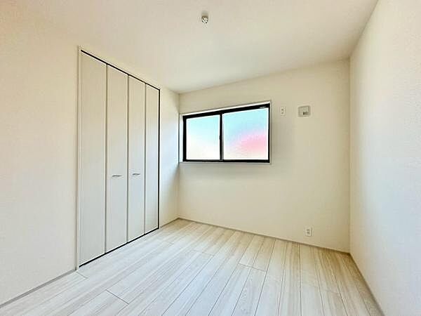 （5.0帖）コンパクトな寝室は、子供部屋や書斎など多用途に活用できる空間です。ライフスタイルに合わせて柔軟に使える設計となっています。