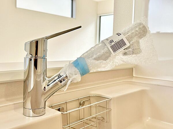 浄水器付き水栓を採用し、毎日のお水をより安心・快適に。お料理にも安心して使用でき、手軽にきれいな水が使える嬉しい設備です。