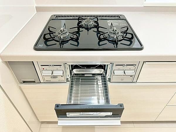 魚焼きグリル付きの3口ガスコンロで、同時調理もスムーズ。毎日の料理の幅が広がり、家事効率も高まる使い勝手の良いキッチンです。