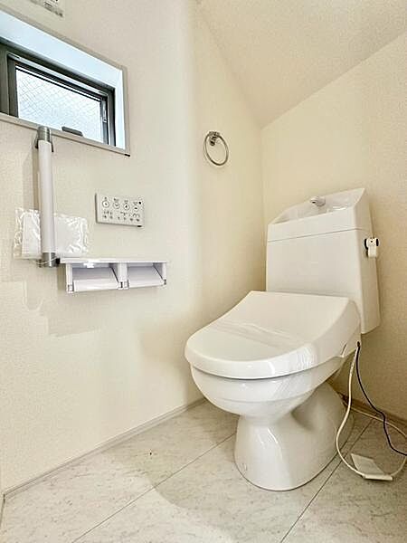 小窓を設けたトイレは、自然光が差し込む明るい空間。空気の入れ替えもしやすく、清潔感を保ちやすい設計です。