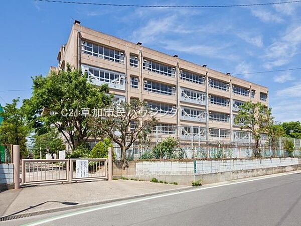 新田中学校まで911m、新田中学校911m(徒歩12分）
