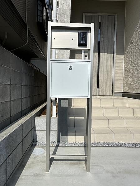玄関前に設置されており郵便物の受け取りに便利な郵便ポストです。いつでもすぐに郵便物が確認でき安心です。
