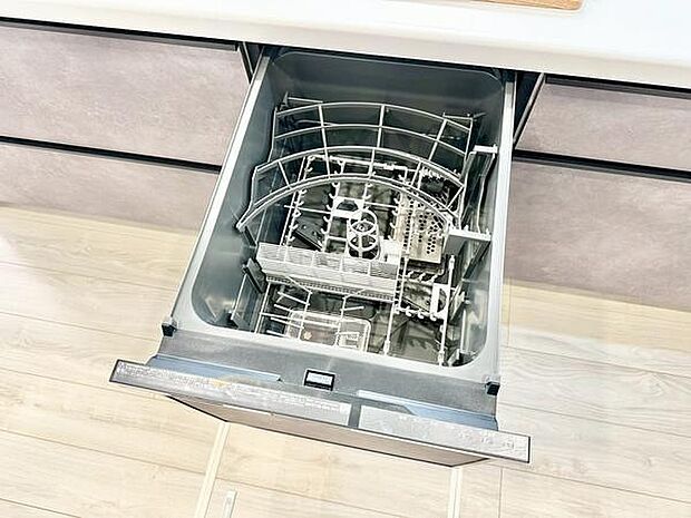 食洗機付きで日々の家事を快適にし、自分時間や家族との時間をゆったり確保できます。