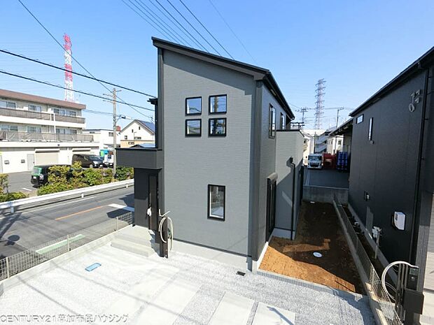 小学校まで徒歩5分以内。交通量の少ない通学路で、お子様の安全な登下校をサポートします。