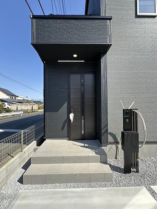 スタイリッシュな外観が印象的な玄関です。玄関まわりは落ち着いた色合いで統一されておりシンプルなデザインが魅力です。階段部分が広くゆとりあるアプローチとなっています。