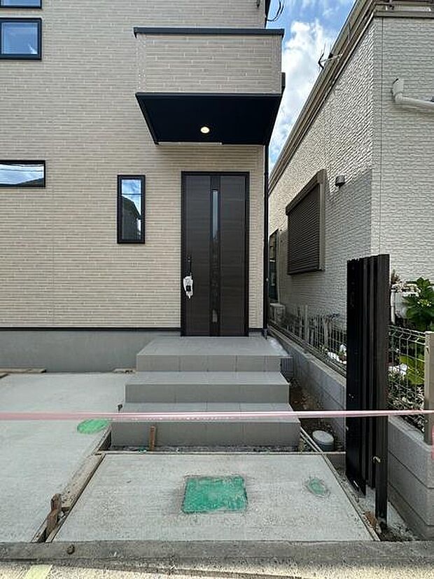 ライト付きの玄関が、夜の帰宅をやさしくサポート。住まいの印象を引き立てる、機能性とデザイン性を兼ね備えています。