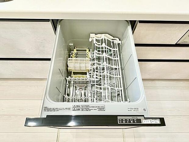 食洗機を備えたキッチンは、毎日の後片付けをサポート。豊富な収納スペースに加え、床下収納も備えた使い勝手の良い空間です。