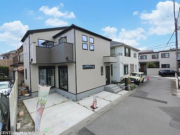お車での移動がメインの方にも嬉しい車種により駐車2台可です!日々の荷物の出し入れや雨の日のお出かけもスムーズに。