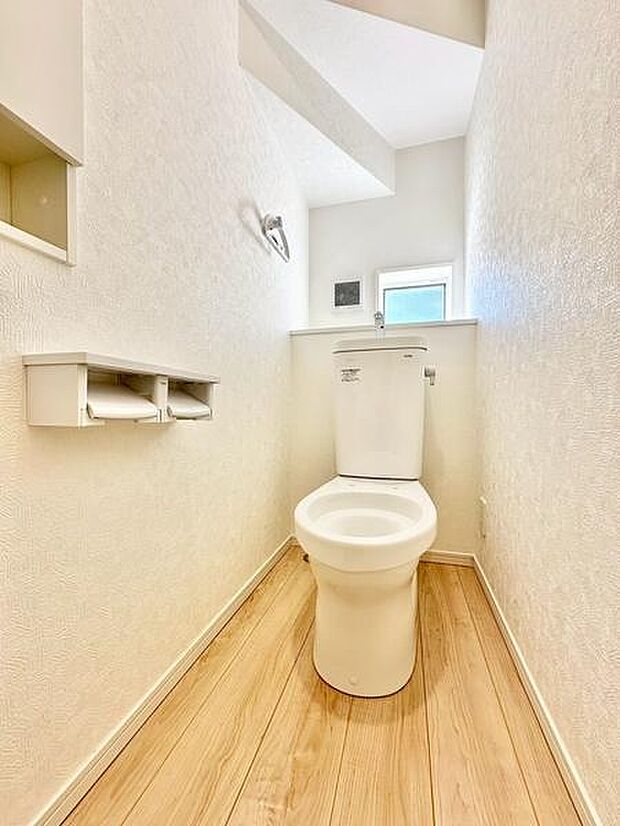 小窓を設けたトイレは、自然光が差し込む明るい空間。空気の入れ替えもしやすく、清潔感を保ちやすい設計です。