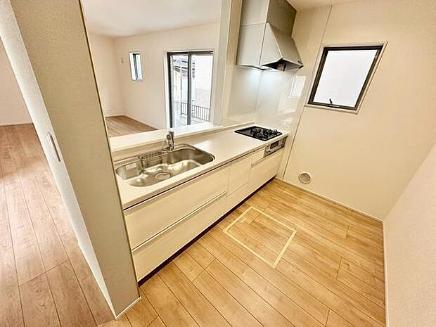 リビング・ダイニングと一体になった対面式のカウンターキッチンです。調理をしながら室内全体の様子を見渡せる配置となっています。窓からの採光も確保されています