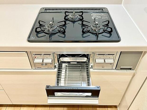 使いやすい3口コンロを備えたキッチンです。シンプルなデザインでお手入れも簡単です。グリルも搭載されているためさまざまな料理に対応できます。
