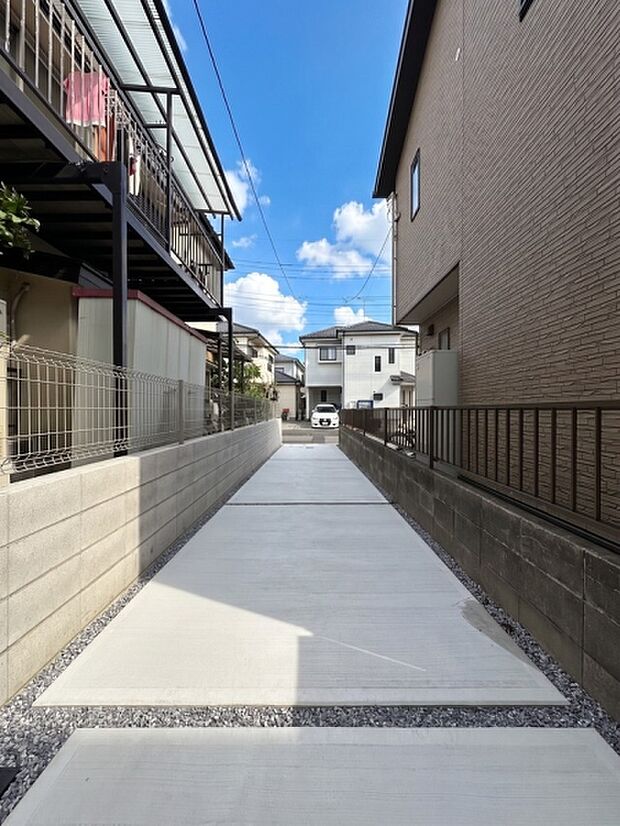 敷地内から前面道路まで続く通行スペースです。コンクリートで舗装されており、見通しの良い造りとなっています。