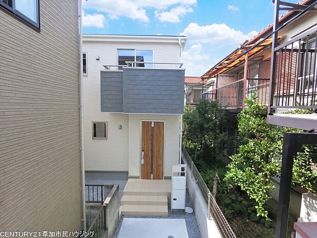 建物の2階には2つのバルコニーが設けられており、それぞれの居室から屋外空間を利用できる造りです。洗濯物干しなど日常使いのしやすさに配慮した配置となっています。