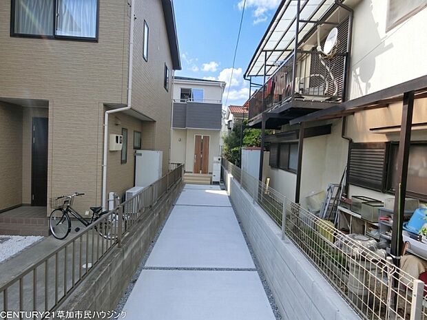 玄関へと続く敷地内の通行スペースです。十分な幅を確保した造りとなっており、自転車の出し入れなど日常の動線にもゆとりを持たせています。