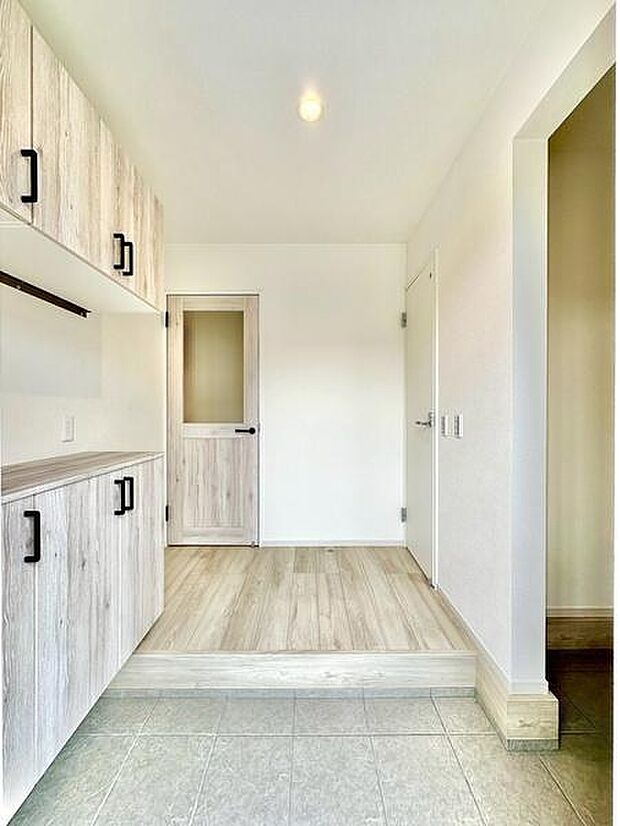 土間収納付きの玄関。広々としたゆとりある空間で、収納も豊富なので荷物の整理がしやすい造りです。明るい建具と床材で、すっきりとした印象に仕上がっています。