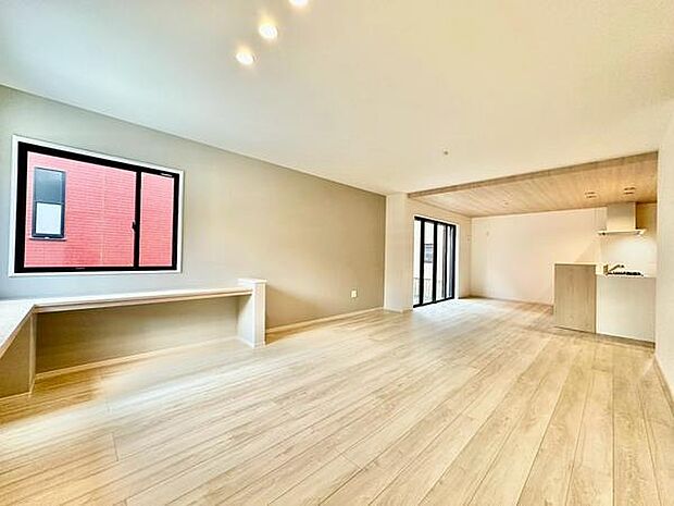 【約23帖】大きな窓から光が差し込み明るさが広がるリビングです。開放感のある空間設計が印象的です。フローリングの色合いが落ち着いた雰囲気を演出しています。