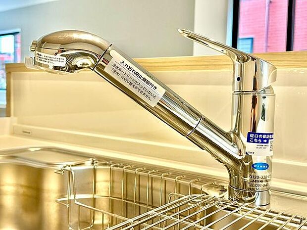 キッチンに設置された水栓は清潔感のある輝きを放っています。周辺の備品も整理されており全体的に手入れの行き届いた印象です。
