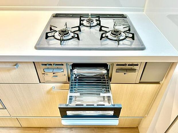 ガスコンロが三口設置されており同時に複数の調理が可能です。グリルも備わっており調理の幅が広がります。