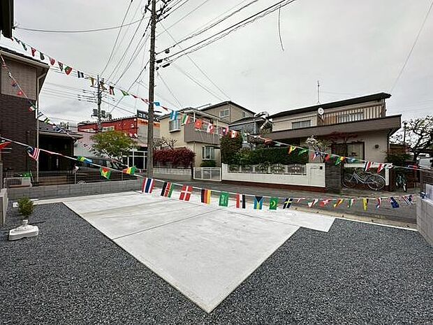 駐車並列3台可能な広々スペース。車はもちろん、バイクや自転車の収納、DIYやお子さまの遊び場としても使えて便利です。