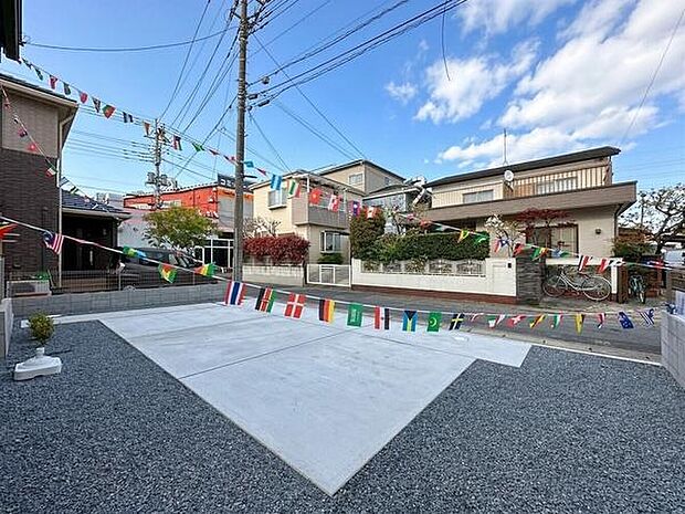 3台並列駐車可能(車種による)な広い駐車スペース。来客時も安心なうえ、休日はお子さんの遊び場や家族の団らん空間にもなります。