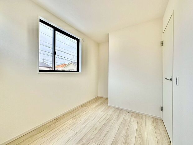 【洋室4.1帖】洋室はナチュラルなフローリングで明るく清潔感のある空間。大きな窓から自然光が差し込み、シンプルな内装でさまざまなインテリアに対応しやすく、収納や家具の配置もスムーズに行えます。