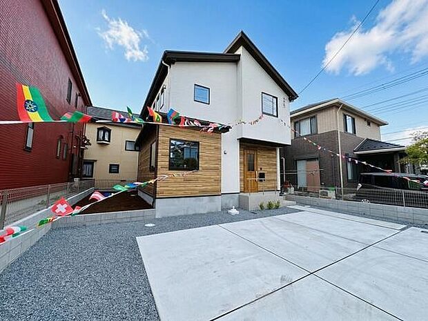 30坪の敷地に、砂利とコンクリートを組み合わせたアプローチ。シンプルながら印象的な外構が住まいの雰囲気を引き立てます。