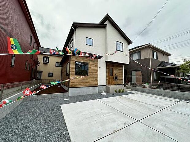シンプルで洗練された外観が特徴の住宅。木目調のアクセントがやさしい印象を与え、周囲と調和したデザインです。
