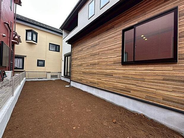 日当たりの良い広い庭。シンプルな土のスペースなのでアレンジもしやすく、お手入れしやすい囲いも設置されています。