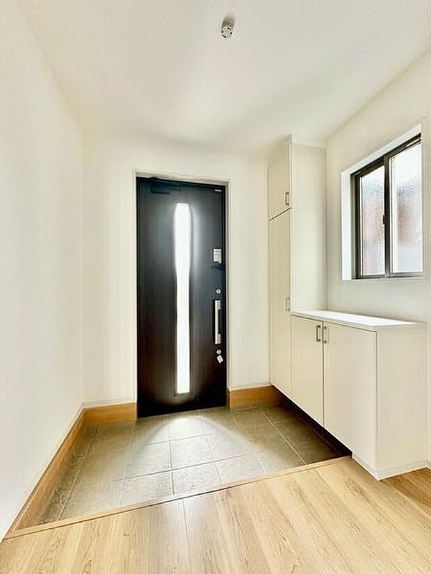 白を基調とした明るく清潔感のある玄関に、採光用の小窓を設けた心地よい空間。やわらかな光が差し込み、毎日の出入りを気持ちよく迎えてくれます。