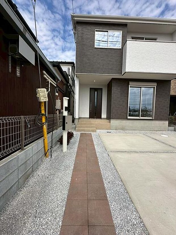 玄関が道路から奥まった位置に配置されているため、ドアの開閉時に通行人から家の中が見えにくく、ご家族のプライバシーがしっかりと守られます。