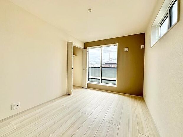 （洋室5.25帖）アクセントクロスが空間に彩りを添える寝室。落ち着きのある雰囲気で、心地よいくつろぎの時間を過ごせます。