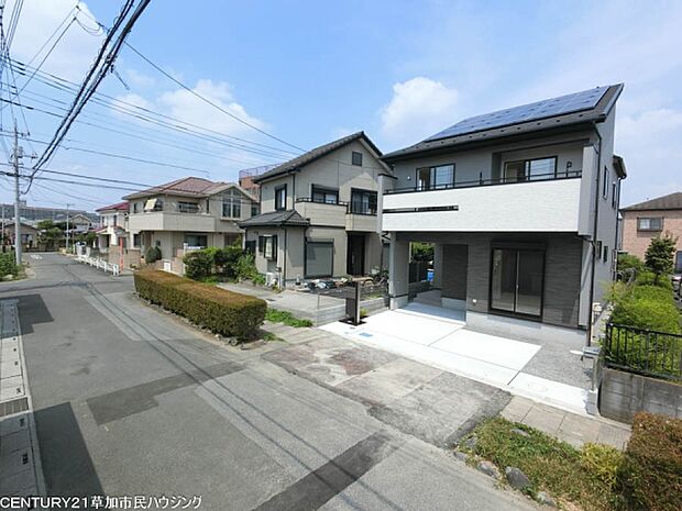 前面道路にゆとりがあり、車の出し入れもスムーズ。駐車スペースは、お子さまの遊び場やガーデニングなどにも活用できます。