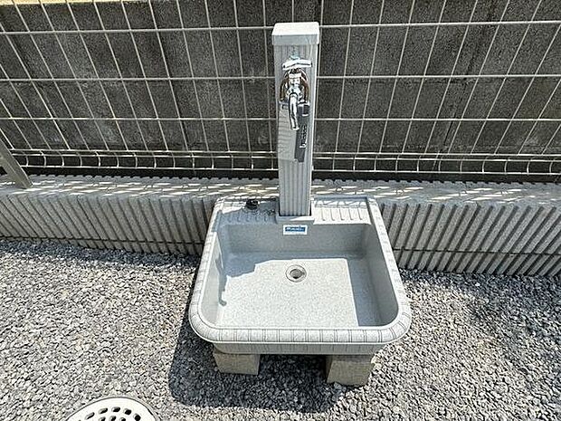 屋外に便利な外水栓を設置。ガーデニングやお掃除、アウトドア用品の洗浄など幅広く活躍します。