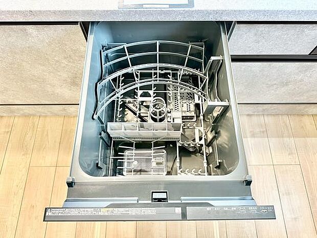 毎日の家事をサポートする食洗機を搭載。食後の片付けの負担を軽減し、家族との団らんや趣味など、ゆとりのある時間をお過ごしいただけます。