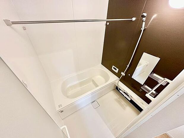 ゆとりある広さを確保した浴室は、一日の疲れをゆったりと癒せる空間です。広々とした浴槽が心地よいリラックスタイムを演出します。