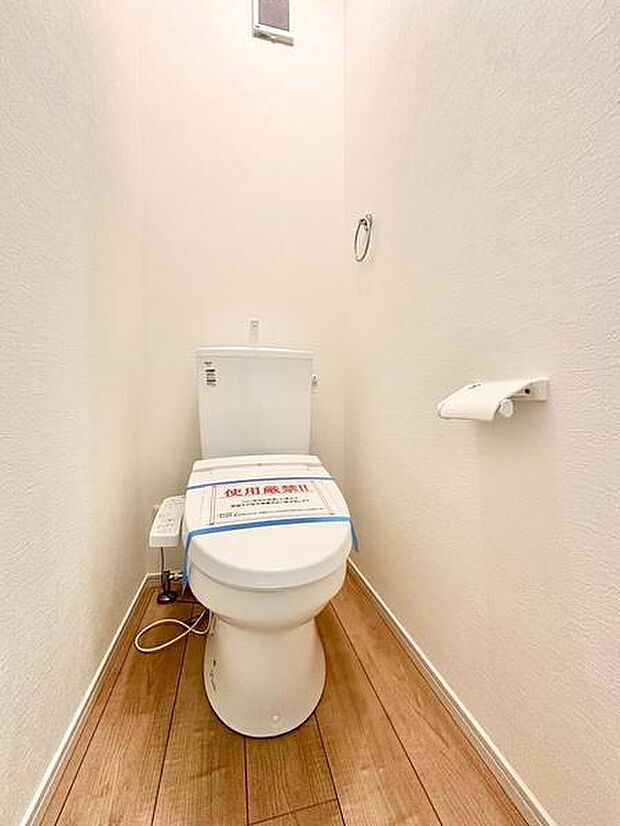 シンプルで洗練されたデザインのトイレ空間です。清潔感があり使いやすさに考慮されています。