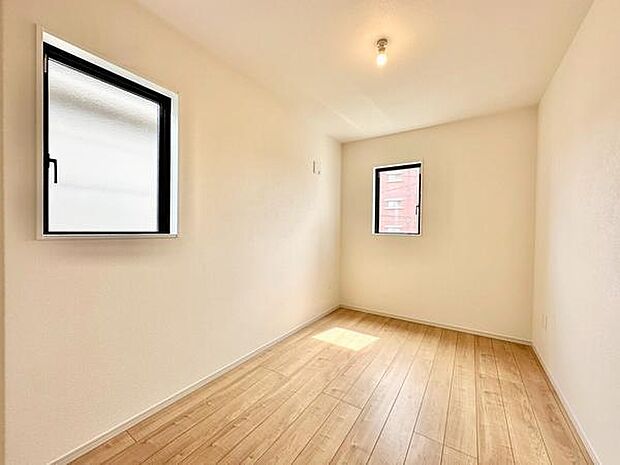 (洋室5.0帖)両開きのクローゼットを採用し、収納力にも配慮した寝室。居住空間をすっきりと保てる使い勝手の良い設計です。