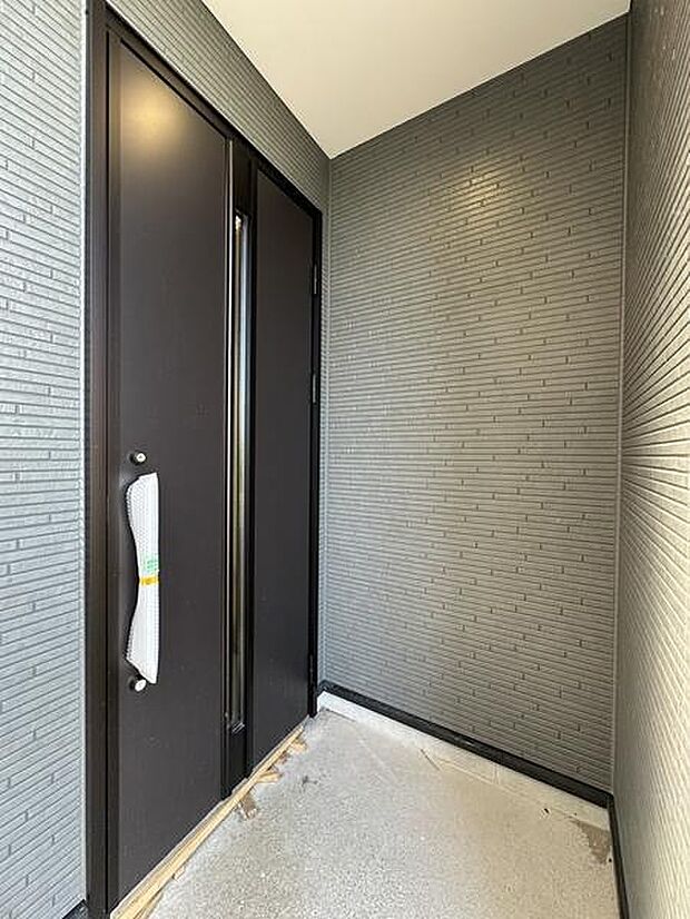 道路からの視線を感じにくい玄関配置を採用。外からの視線が届きにくく、ご家族が落ち着いて毎日をお過ごしいただけます。
