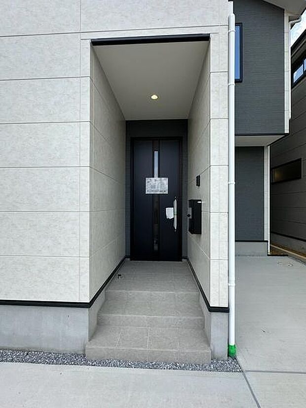 玄関部分は雨風を防ぎやすい設計で、天候を気にせず出入りしやすい造りです。照明も設置されているため、夜間の帰宅時も安心です。
