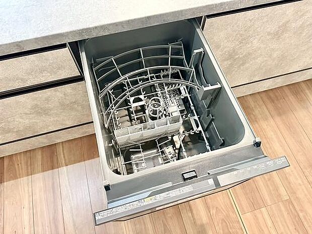 家事の時短に役立つ食洗機を搭載。高温洗浄による衛生面の安心感があり、小さなお子様のいるご家庭にもおすすめの設備です。