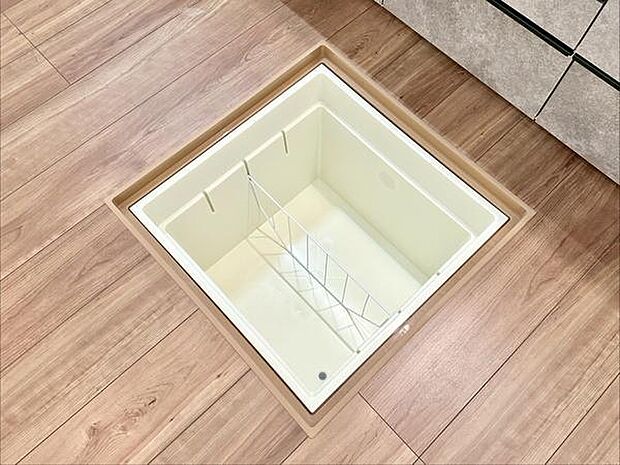 床下収納を備えており、食品や日用品のストック収納に便利です。収納場所を確保することで、キッチンの作業スペースを広くお使いいただけます。