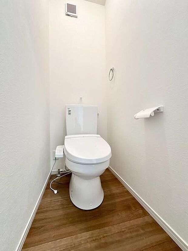 清潔感あふれるトイレ空間で日々の使いやすさを実感できます。最新の設備が快適さをサポート。シンプルな美しさが魅力です。
