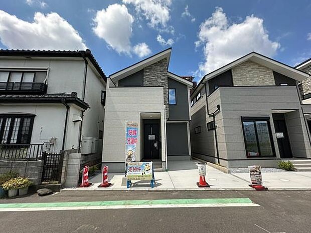 広い前面道路に面し、圧迫感の少ない住まいです。