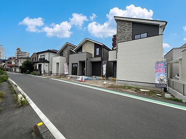 落ち着いた色合いと統一感のあるデザインが調和し、全3棟が整然と並ぶ美しい街並みが魅力です。