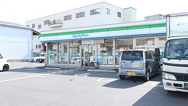 ファミリーマート 草加瀬崎二丁目店まで450m、ファミリーマート 草加瀬崎二丁目店450m(徒歩6分)