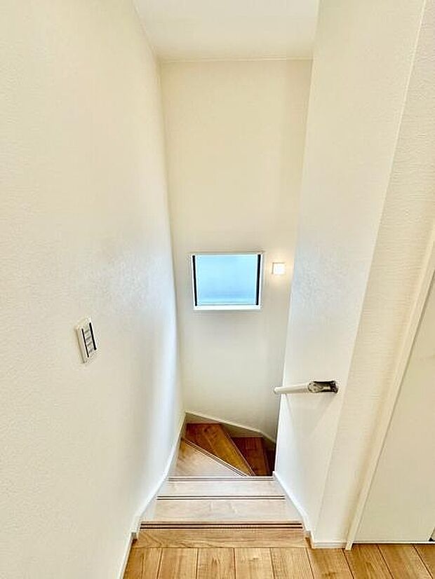 手すり付きで安全性に配慮した階段。窓から自然光が差し込み、明るく開放感のある空間を演出しています。毎日の上り下りも快適に行える設計です。