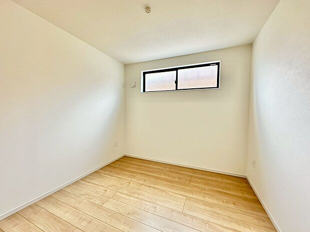 洋室4.5帖約4.5帖の洋室は、寝室や子ども部屋など多目的に活用できる使いやすい空間。コンパクトながら家具を配置しやすく、快適なプライベートスペースとして利用できます。