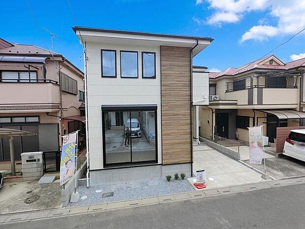 南道路に面した陽当たり良好な住まい。5LDK可変型の間取りで家族構成やライフスタイルに合わせた使い方が可能です。広々としたLDK22.6帖に加え、水廻りを集約した家事動線にも配慮された設計。