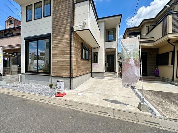 駐車スペースを備えた住まい。駐車だけでなく、空いたスペースを活用して家族の時間を楽しめるゆとりある外構設計です。
