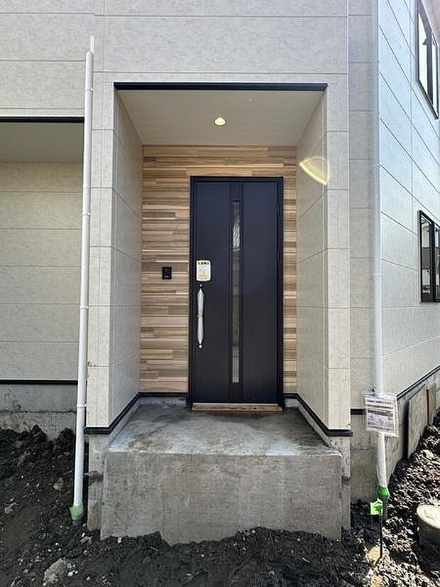 玄関ポーチには屋根があるため、雨の日でも傘を差したり荷物を整理したり、お子さまの身支度も落ち着いて行えます。